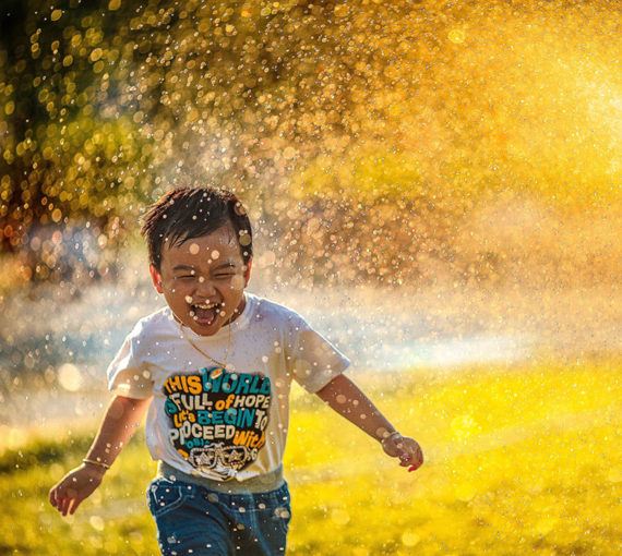 playing in sprinkler 570x510 1